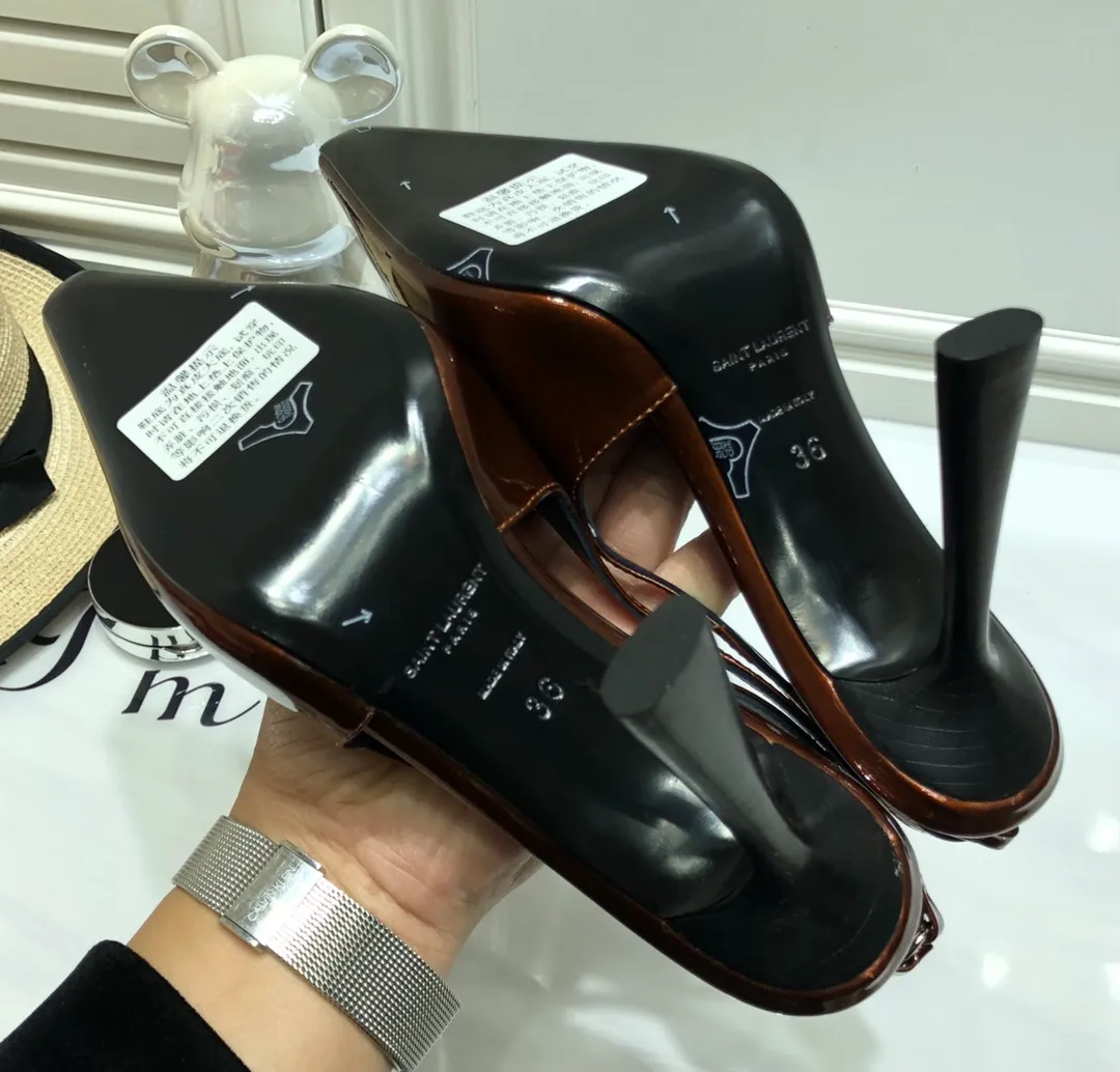 👟👟Ex-factory price 560👟👟 Top quality Saint Laurent/Yves Saint Laurent 2024 spring and summer new style👠Small square toe high heels of the same style as Rose. The layered leather high heels are very good at modifying the foot shape. In recent years, SLP has become more and more understanding of women in high heels. ysl beautiful high heels 👠Number of yards: 35-40 (41 customized, non-returnable) Upper: open edge beaded cowhide/patent leather, lining Imported sheepskin lining, sole: genuine leather outsole, heel height: 10cm (heel imported from Italy)